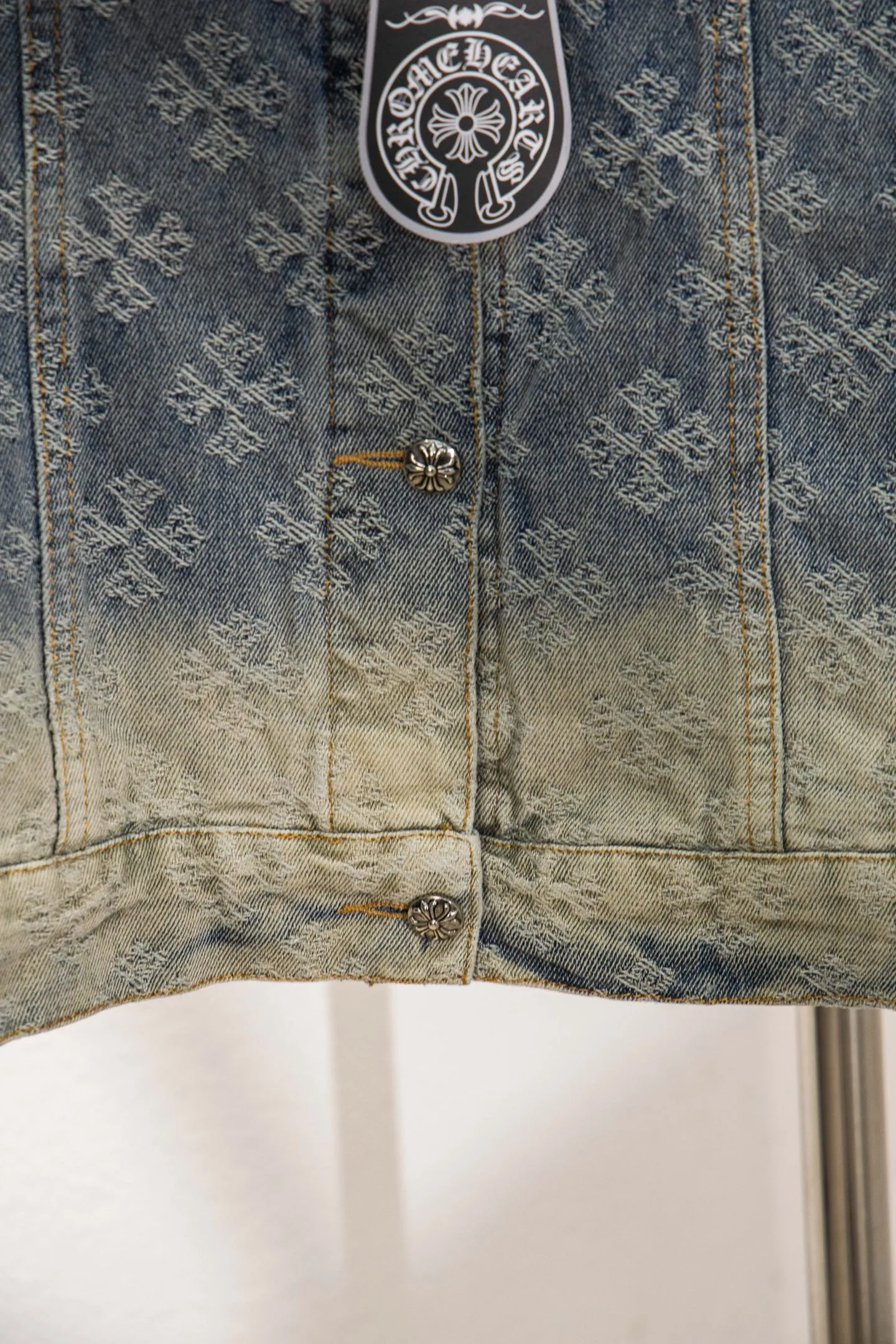 P340 Style No.: Y194 ChromeHearts heavy-duty steel-printed classic Sanskrit all-over jacquard hot-drilled denim jacket for men and women. New ChromeHearts Sanskrit printed custom fabric jacket. Gradient color wash, hot-drilled cross denim jacket on the back. A very heavy-duty one. The top is made of heavy weight. Presbyopia is suitable for early autumn outings. The denim fabric can be directly machine washed without deformation. Washing and distressing also give a sense of high-end. Power style wear, follow the photo and mirror. The gradient color is super high-end 💕 Each diamond shines with a unique light, as if telling a fashion story ✨ The steel-printed jacquard adds a three-dimensional and artistic sense, making this jacket instantly unique. Size:s m l xl